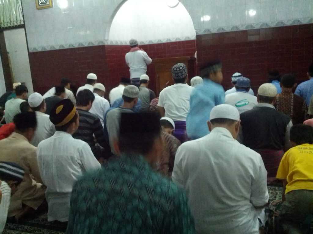 Moslems_pray_in_a_mosque
