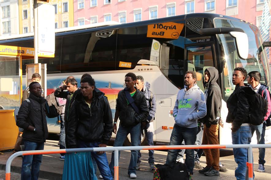 Ganzer Reisebus voll illegaler Ausländer stellt Asylantrag