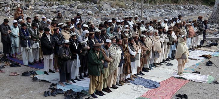 800px-afghan_men_praying_in_kunar-2009