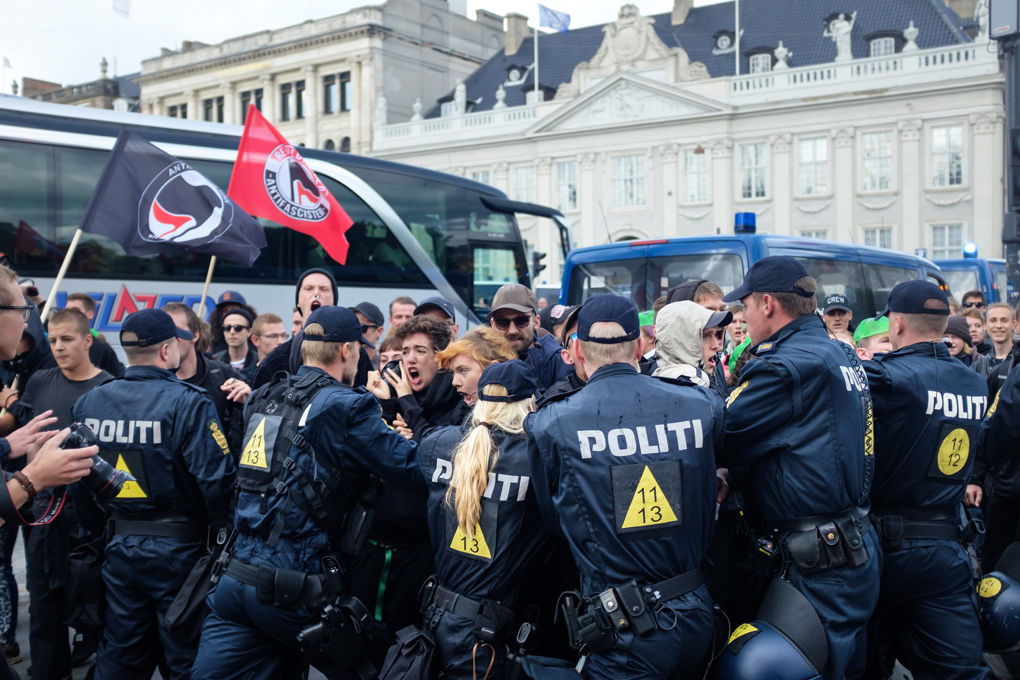 Berlin “trotzt” Coronavirus: Linksradikale mit Demo und Randale gegen Polizisten