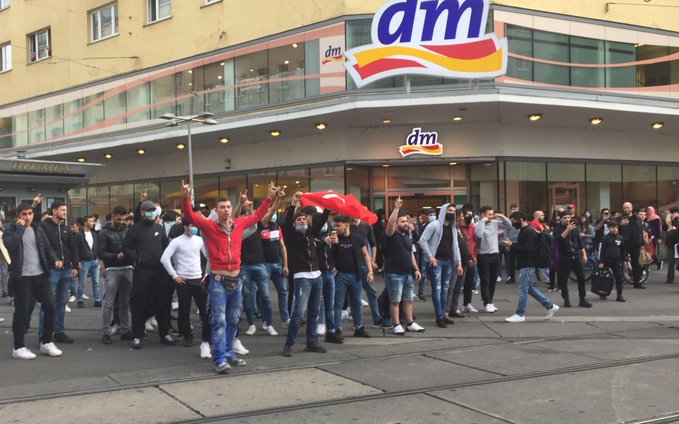 Wien: nationalistische Türken zeigen Antifa wer "Herr im Haus" ist ...