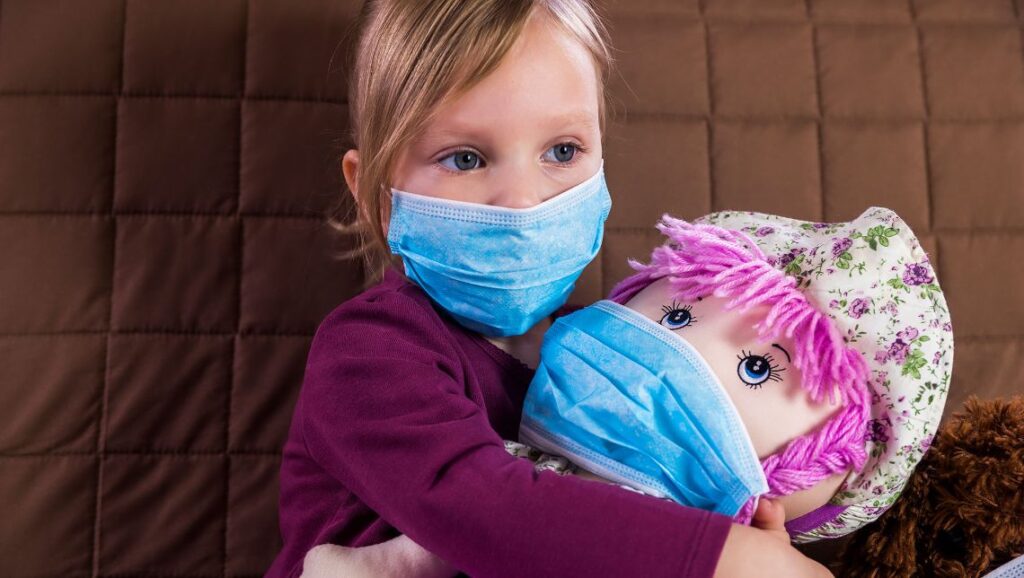 Corona-Terror gegen Kinder: Kinderarzt zieht wegen Maskenpflicht vor Strafgerichtshof in Den Haag