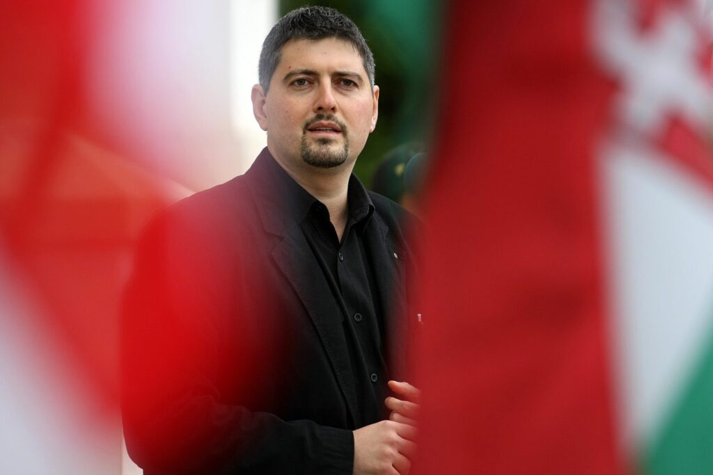 Ehemaliger Jobbik-Europarlamentarier Csanád Szegedi wegen Betrugs angeklagt