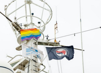 Schlepper-NGO wird jetzt sogar frech: Antifa-Fahne provokant noch höher gehisst