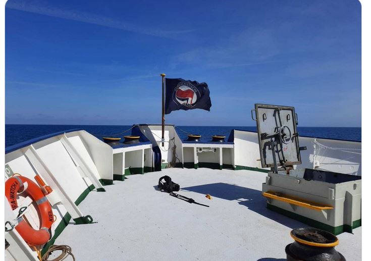 Schlepper-NGO „Sea Watch“ hisst erneut Antifa-Flagge und will nun gegen „Faschismus“ kämpfen
