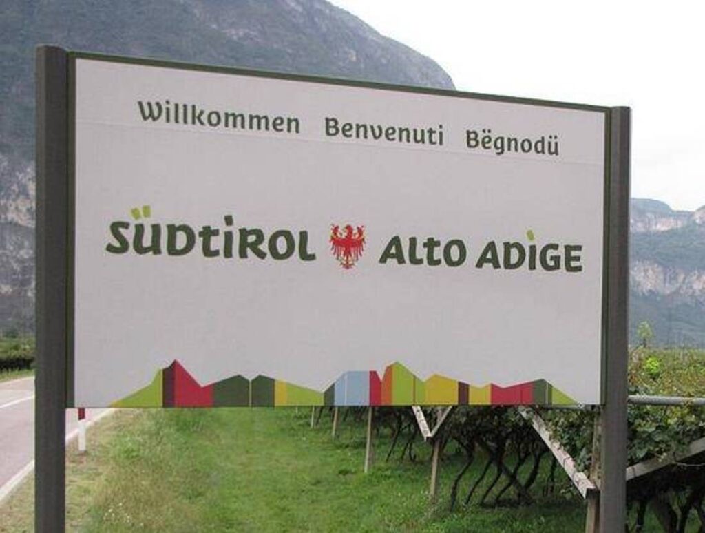 Un-cartello-turistico-accoglie-in-Alto-Adige-Sudtirol_imagefull