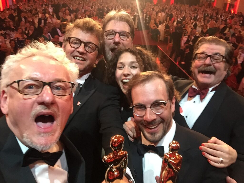 1200px-Winner-Selfie_auf_der_Bühne_der_ROMY-Gala_2017