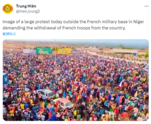 Tausende Nigrer demonstrieren vor französischer Militärbasis für Truppenabzug | Quelle: Screenshot Twitter/X 