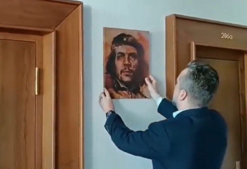 Sozi-Vizepräsident des slowakischen Parlaments provoziert: EU-Fahne ab- Porträt von Che Guevara aufgehängt (VIDEO)