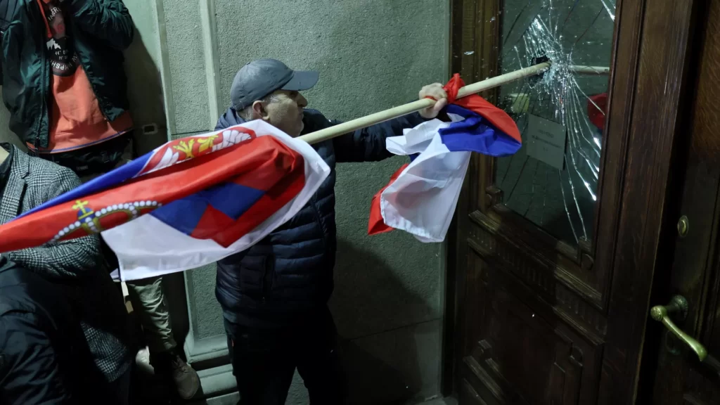 Kein Weihnachtsfriede in Belgrad: Soros-Gewalt-Linke versucht eine US-Farben-Revolution (Zensur-Video)