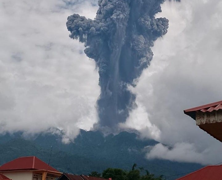 Gewaltig: Indonesischer Vulkan ausgebrochen - 11 Bergsteiger tot (Video)