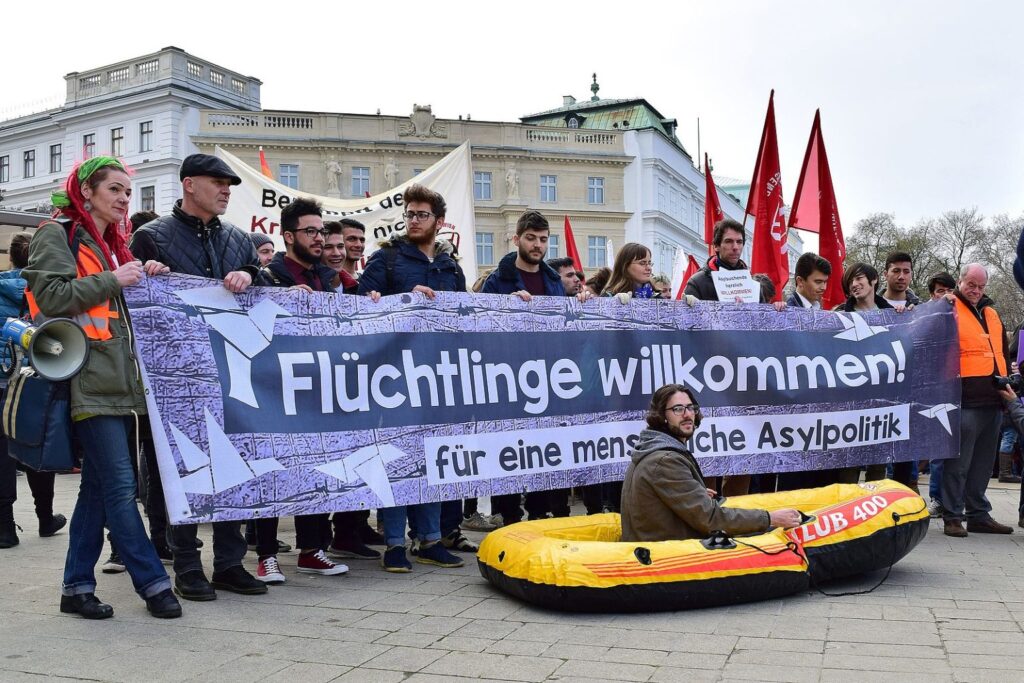 Wien_-_Demo_Fluechtlinge_willkommen_-_Transparent_der_Plattform_fuer_eine_menschliche_Asylpolitik-1536×1024