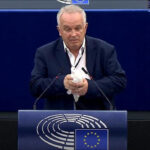 “Verwirrung” im EU-Parlament wegen Friedensprotest mit Friedenstaube (Video)