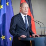 Scholz vor EU und D Fahnen