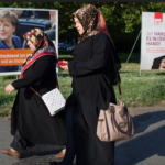 Muslimas vor Wahlplakaten