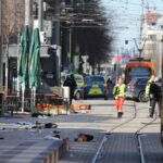 rettungsdienste-und-polizei-stehen-nach-einem-schweren-zwischenfall-am-paradeplatz-in-mannheim.-